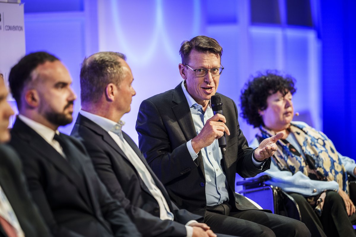 Harald Zeiss als Panelteilnehmer im Gespräch