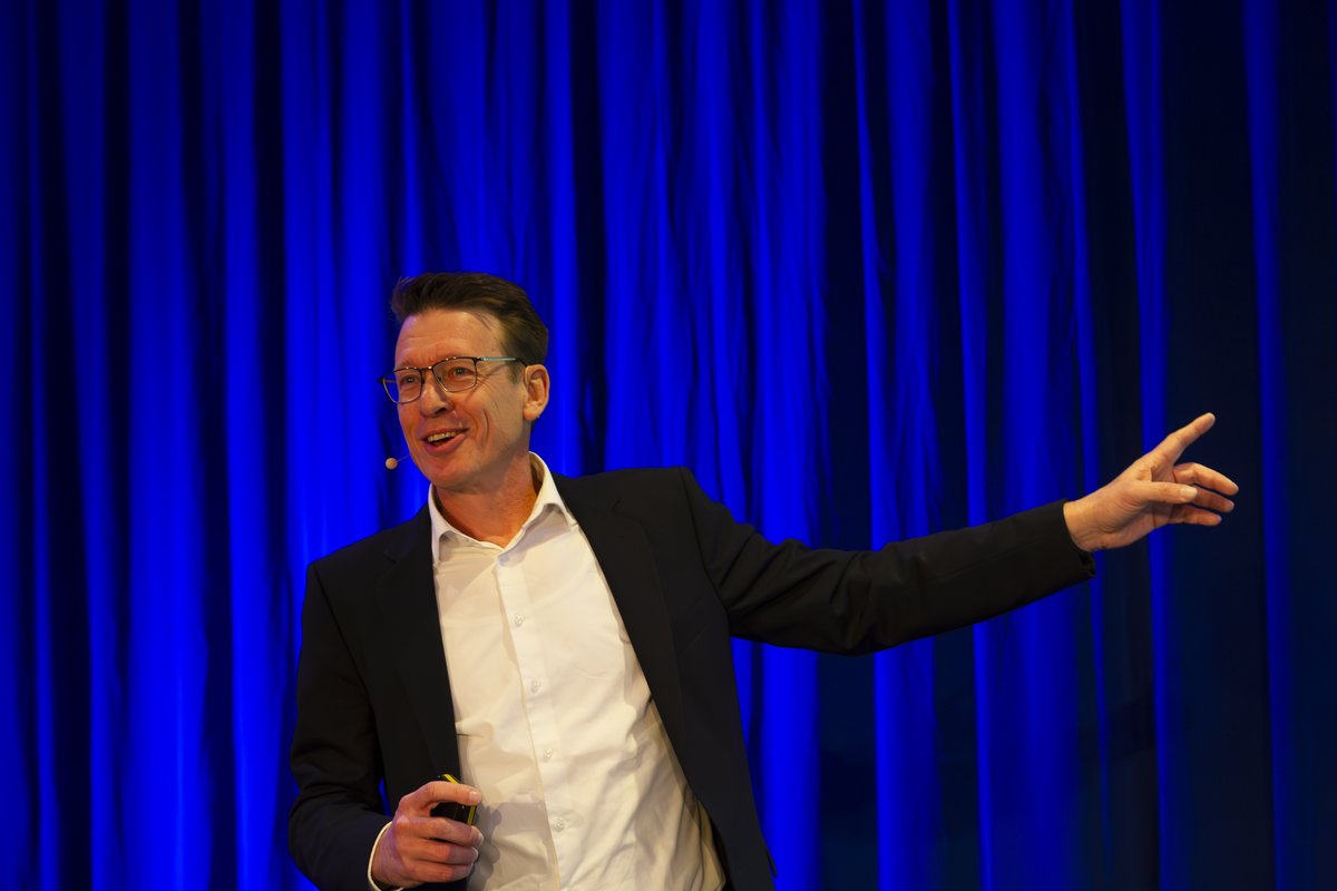 Harald Zeiss mit ausladender Gestik auf der Bühne