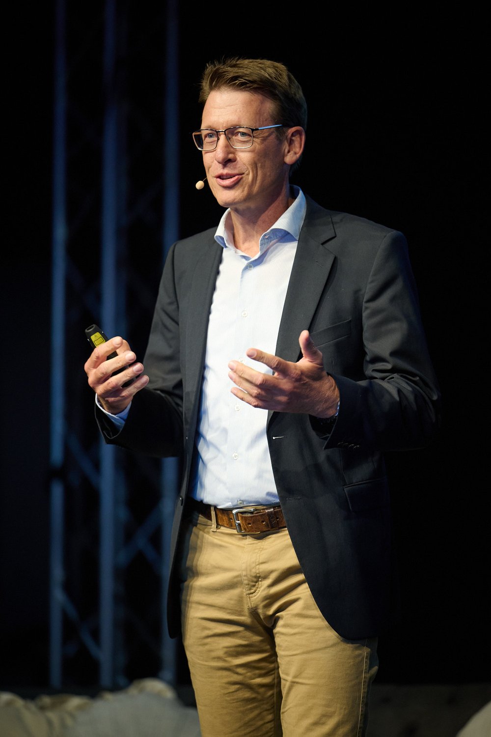 Harald Zeiss beim Vortrag, warm beleuchtet